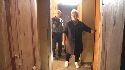 У Хмельницькому двоє мешканців будинку кажуть, що їх намагаються "вижити". Хто і чому