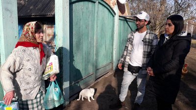 Волонтер з Німеччини купив машину, аби розвозити гуманітарку на Сумщині Волонтер з Німеччини купив машину, аби розвозити гуманітарку на Сумщині