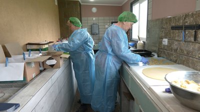 "Коли військовий побачив печиво, він впав на коліна і заплакав": волонтери Хмельниччини возять їжу "на нуль" "Коли військовий побачив печиво, він впав на коліна і заплакав": волонтери Хмельниччини возять їжу "на нуль"