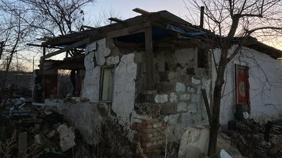 Поки є буржуйка, з морозами впорається: на Харківщині чоловік дев'ять місяців живе у розбитій ракетою оселі Поки є буржуйка, з морозами впорається: на Харківщині чоловік дев'ять місяців живе у розбитій ракетою оселі