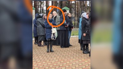 Поліцейські оголосили про підозру священнослужителю, який, ймовірно, вдарив підлітка біля храму на Житомирщині Поліцейські оголосили про підозру священнослужителю, який, ймовірно, вдарив підлітка біля храму на Житомирщині
