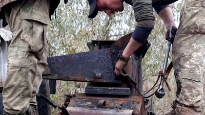 Лагодять та ставлять у стрій: бійці бригади з Вінниччини зібрали понад 10 трофейних танків РФ Лагодять та ставлять у стрій: бійці бригади з Вінниччини зібрали понад 10 трофейних танків РФ