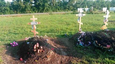 Палив вінки на кладовищі: на Черкащині затримали чоловіка Палив вінки на кладовищі: на Черкащині затримали чоловіка