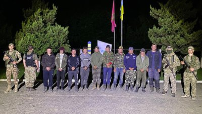 Проходять медогляд за мобілізацією. На Буковині біля кордону з Румунією затримали 10 чоловіків