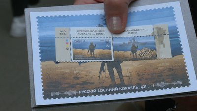 В Івано-Франківську біля Головпоштамту — черги людей. Усі хочуть придбати нову марку В Івано-Франківську біля Головпоштамту — черги людей. Усі хочуть придбати нову марку