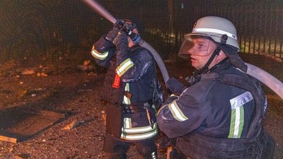 Вогнеборці гасять пожежу