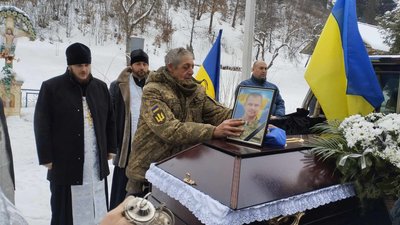 На Закарпатті попрощалися з полеглим захисником Василем Сичиком На Закарпатті попрощалися з полеглим захисником Василем Сичиком