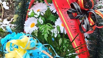 На Рівненщині розслідують хто поклав вінок з комуністичним надписом На Рівненщині розслідують хто поклав вінок з комуністичним надписом