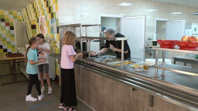 Бракує 100 млн гривень: У черкаських школах місцеві просять повернути безоплатне харчування Бракує 100 млн гривень: У черкаських школах місцеві просять повернути безоплатне харчування