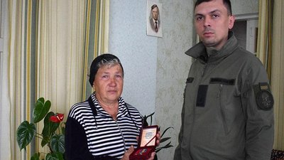 На Волині нацгвардійці вручили нагороду загиблого колеги його бабусі На Волині нацгвардійці вручили нагороду загиблого колеги його бабусі