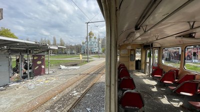 Свято-Володимирський храм УПЦ (МП) на Салтівці у Великдень, 24 квітня. Житлові будинки та трамваї навколо пошкоджені щоденними російськими обстрілами Свято-Володимирський храм УПЦ (МП) на Салтівці у Великдень, 24 квітня. Житлові будинки та трамваї навколо пошкоджені щоденними російськими обстрілами