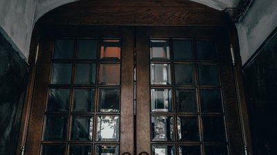 У Львові відреставрували історичні двері-віяло біля Стрийського парку