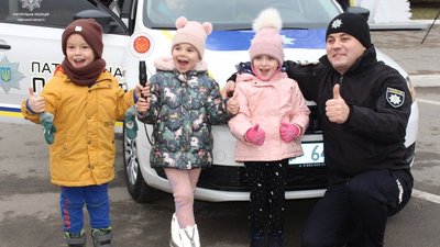 В Одесі влаштували акцію "Різдво з патрульними" В Одесі влаштували акцію "Різдво з патрульними"