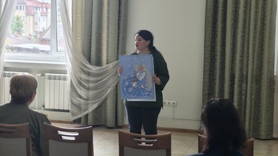 Менеджерка проєкту Руслана Сікаленко показує учасникам живописну роботу Менеджерка проєкту Руслана Сікаленко показує учасникам живописну роботу