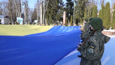 У День Соборності житомирські курсанти розгорнули прапор площею 100 квадратних метрів У День Соборності житомирські курсанти розгорнули прапор площею 100 квадратних метрів