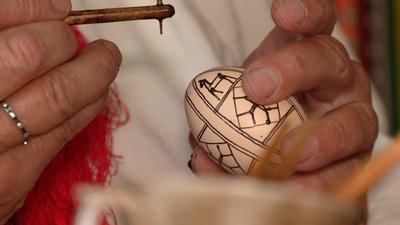 Майстриня з Космача Ганна Линдюк займається розписом писанок з дитинства
