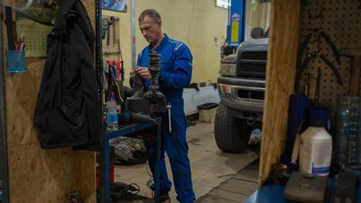 "Авто на війні — витратний матеріал". В автосервісі на Дніпропетровщині ремонтують автомобілі на фронт "Авто на війні — витратний матеріал". В автосервісі на Дніпропетровщині ремонтують автомобілі на фронт
