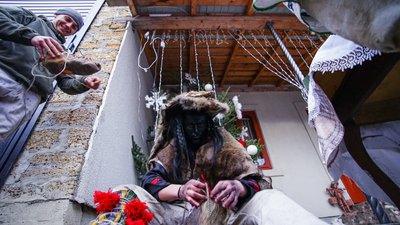 "Маланка була і за союзу, і в пандемію". Репортаж з наймасштабнішої на Буковині переберії "Маланка була і за союзу, і в пандемію". Репортаж з наймасштабнішої на Буковині переберії