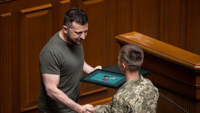Президент Володимир Зеленський нагороджує військовослужбовицю Павліну Николаєвич у залі Верховної Ради. Фото: сайт Президента України Президент Володимир Зеленський нагороджує військовослужбовицю Павліну Николаєвич у залі Верховної Ради. Фото: сайт Президента України