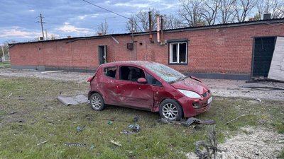 Пошкоджене авто через російський удар