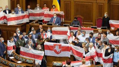 Рада почала роботу з блокування трибуни й білоруських прапорів