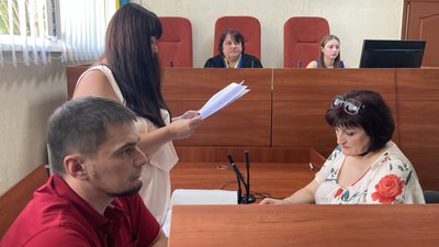 Суд обирає запобіжний захід підозрюваному у потрійному вбивстві, смертельній ДТП, а також викрадення авто у Харкові 16 липня Суд обирає запобіжний захід підозрюваному у потрійному вбивстві, смертельній ДТП, а також викрадення авто у Харкові 16 липня