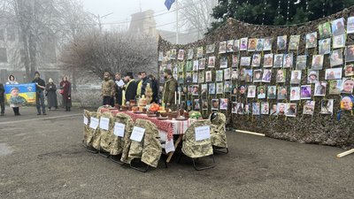 Стіл з імітацією Святої вечері поблизу головної ялинки Чернівців