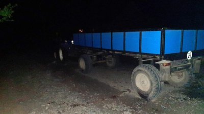 Смерть під колесами: на Рівненщині дитина випала з причепа трактора Смерть під колесами: на Рівненщині дитина випала з причепа трактора