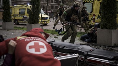 "Я просто залишився з людиною, якій це було потрібно". Історія волонтера Червоного Хреста