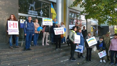 У Франківську переселенці з Маріуполя виступили проти так званого "псевдореферендуму" У Франківську переселенці з Маріуполя виступили проти так званого "псевдореферендуму"