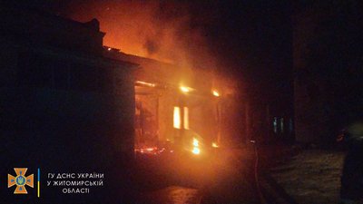 У Житомирі вночі згоріла СТО та три легкових автомобілі