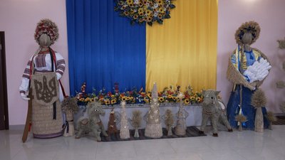 Скульптури із колосків, які виготовили майстрині із Мирного на Вінниччині
