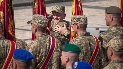 Валерій Залужний (в центрі) на Софійській площі