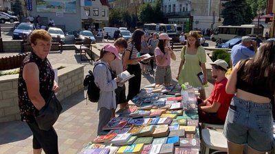 У містечку на Тернопільщині розпочався благодійний книжковий ярмарок У містечку на Тернопільщині розпочався благодійний книжковий ярмарок