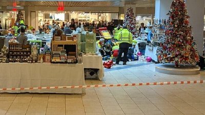 У Швейцарії новорічна конструкція впала на людей, шестеро постраждалих У Швейцарії новорічна конструкція впала на людей, шестеро постраждалих