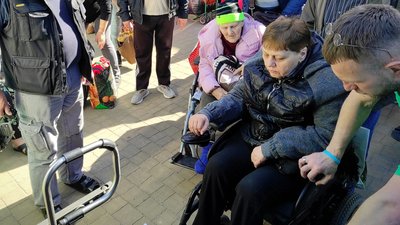 Волинські волонтери від початку бойових дій евакуювали майже тисячу людей з інвалідністю