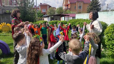 170 вихованців та педагогів Тернопільського дитсадка разом виводили гаївки