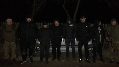 52 тисячі доларів виїзд з країни. На Буковині чоловіків намагались перевезти через кордон
