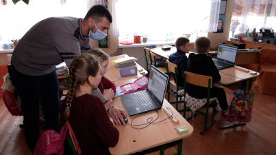 На Рівненщині вчителям вручають ноутбуки, куплені державою На Рівненщині вчителям вручають ноутбуки, куплені державою