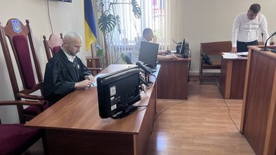 У Хмельницькому міськрайонному суді відбувається засідання у справі директора мовної школи
