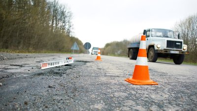 "Вибоїни, розмітка та освітлення". На Вінниччині перевіряють стан доріг після зими "Вибоїни, розмітка та освітлення". На Вінниччині перевіряють стан доріг після зими
