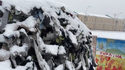 Волонтерка, яка народилася під час Другої світової, плете у Харкові маскувальні сітки на фронт Волонтерка, яка народилася під час Другої світової, плете у Харкові маскувальні сітки на фронт