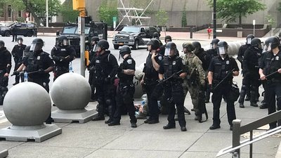 Протести в США: поліцейські відштовхнули чоловіка, він впав і розбив голову