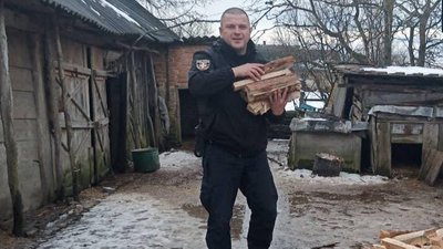 Пожалілася на сина: на Волині поліцейські взяли опіку над пенсіонеркою Пожалілася на сина: на Волині поліцейські взяли опіку над пенсіонеркою