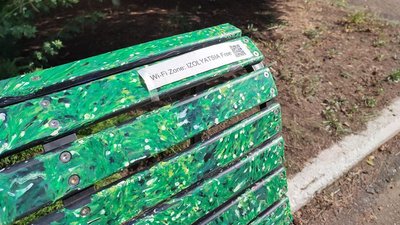 У Соледарі встановили лавку, виготовлену із переробленого пластику У Соледарі встановили лавку, виготовлену із переробленого пластику