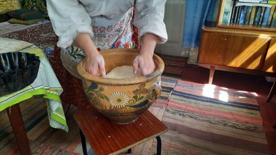 Хліб готує в печі, воду носить коромислом. Жителька Кіровоградщини користується у побуті строжитностями своїх предків Хліб готує в печі, воду носить коромислом. Жителька Кіровоградщини користується у побуті строжитностями своїх предків