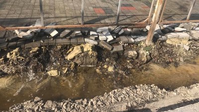 У Сумах через порив труби затопило підземний пішохідний перехід У Сумах через порив труби затопило підземний пішохідний перехід