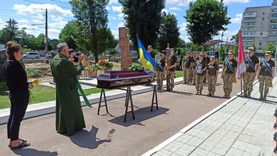 На військовому кладовищі Житомира попрощалися із воїном Олександром Халіфом На військовому кладовищі Житомира попрощалися із воїном Олександром Халіфом