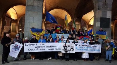 "#StandWithUkraine". Дипломати й активісти в усьому світі виступають на підтримку України "#StandWithUkraine". Дипломати й активісти в усьому світі виступають на підтримку України