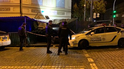 У центрі Києва автомобіль в’їхав у будинок, є травмовані У центрі Києва автомобіль в’їхав у будинок, є травмовані